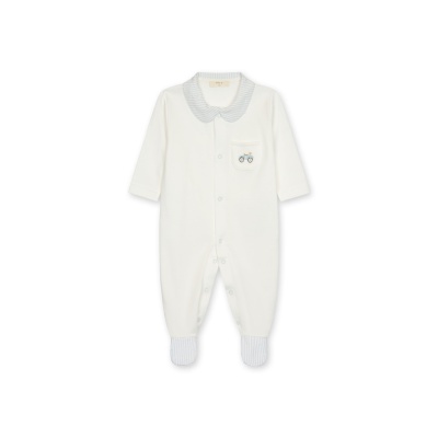Macacão de bebé branco com gola e peúgas riscas azuis e bolso com bicicleta bordada