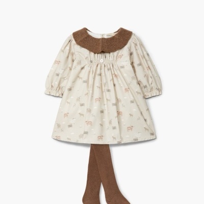Vestido infantil bege claro com padrão de animais e gola castanha, com collants castanhos.