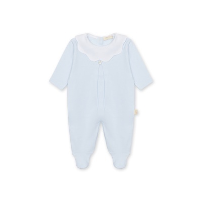 Pijama azul claro de bebé com gola branca e botão decorativo