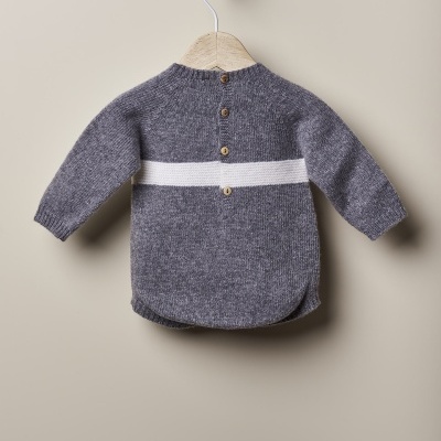 Camisola de malha cinzenta com faixa branca e botões nas costas