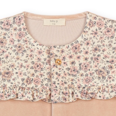 Vestido de bebé com padrão floral e botão de madeira