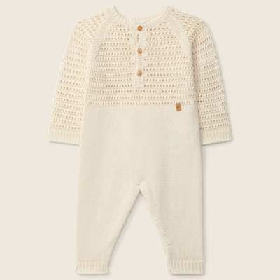 Macacão de bebé creme em malha com botões de madeira e padrão de laçadas