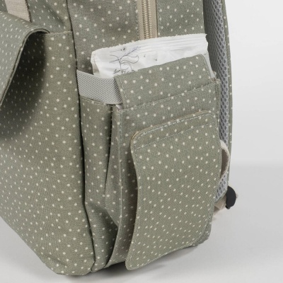 Mochila cinzenta com padrão de pontos brancos em tecido com compartimentos laterais