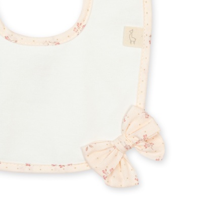 Babete branco com contorno e laço floral bege claro