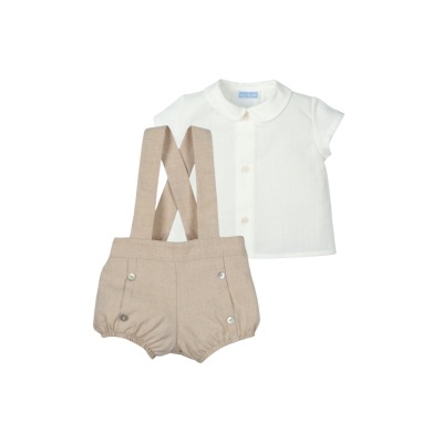 Conjunto infantil com camisa branca de manga curta e calções bege com alças.