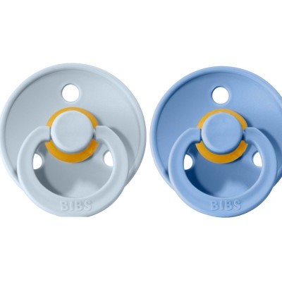 Duas chupetas BIBS, uma cinza claro e outra azul claro, com detalhes amarelos.