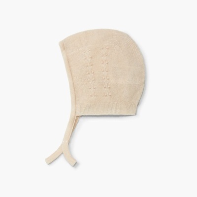 Gorro de bebé bege claro em malha com padrão floral e abas para amarrar