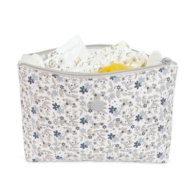 Estojo floral aberto com artigos pessoais visíveis