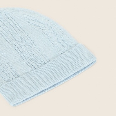 Gorro de malha azul-claro com padrão de tranças e dobra na beira