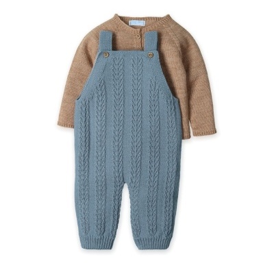 Conjunto de roupa para bebé em malha castanho e azul com gola redonda e botões.