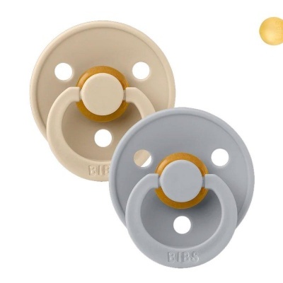 Duas chupetas BIBS em silicone e madeira, cores bege e cinza, com três orifícios cada.