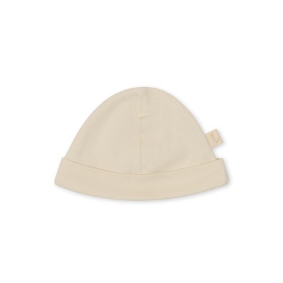 Gorro bege claro com dobra na base e etiqueta lateral com símbolo de pássaro