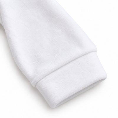 Manga de peça de roupa branca com punho canelado.