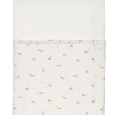 Lençol branco para bebê com estampado de passarinhos castanhos e flores pequenas.