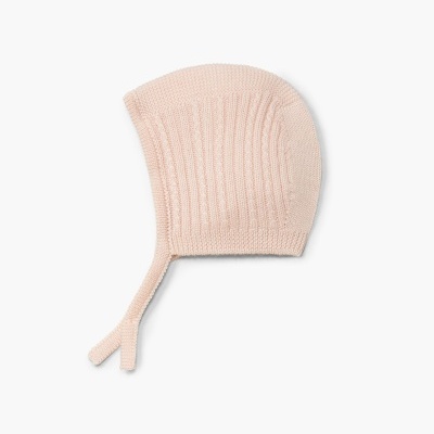 Gorro de bebé em malha fina cor salmão claro com tranças e laços