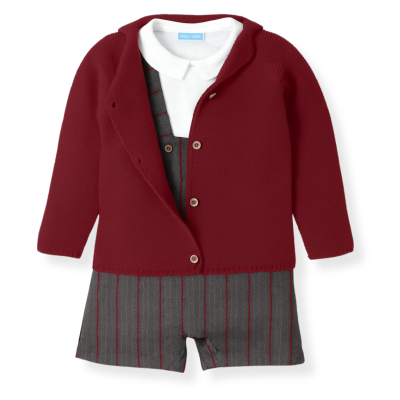 Conjunto bebé com cardigan vermelho, camisa branca e calções cinzentos às riscas