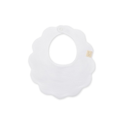 Babete branco com bordas arredondadas em ondas