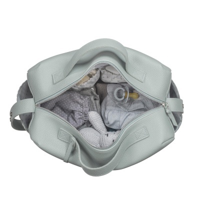 Saco cinzento claro aberto com itens de bebé cinzentos no interior