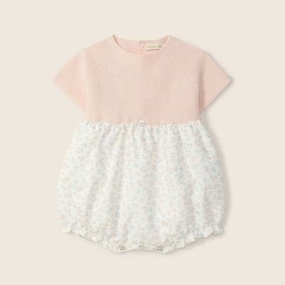 Macacão de bebé rosa com padrão floral