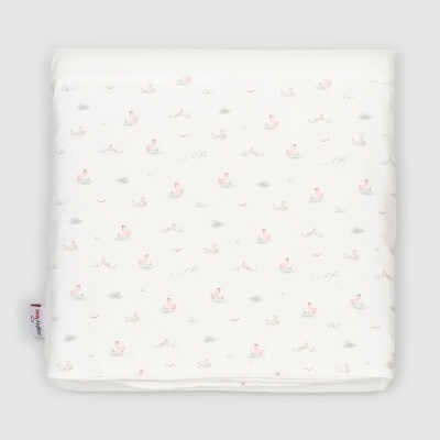 Manta branca pequena com padrão delicado de coelhos e patos cor-de-rosa