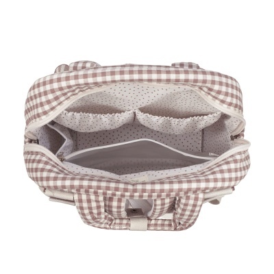 Mala xadrez castanha e branca vista de cima aberta com interior de bolinhas castanhas