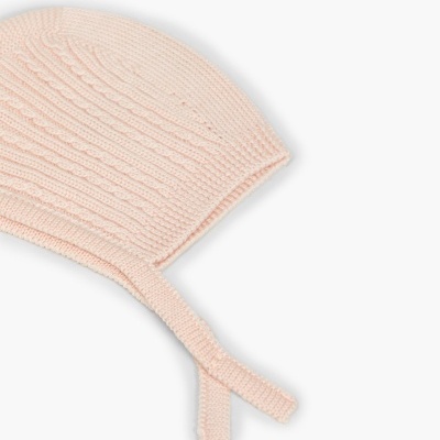 Gorro de malha rosa clara com cordões em fundo branco