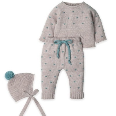Conjunto de roupa de bebé em malha cinzenta com pompons azuis