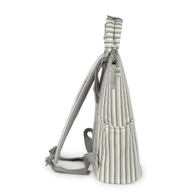 Mochila riscada cinzenta e branca vista de lado