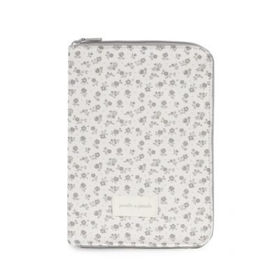 Estojo branco com padrão floral cinzento e etiqueta frontal com texto