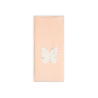 Toalha creme com bordado de borboleta branca.