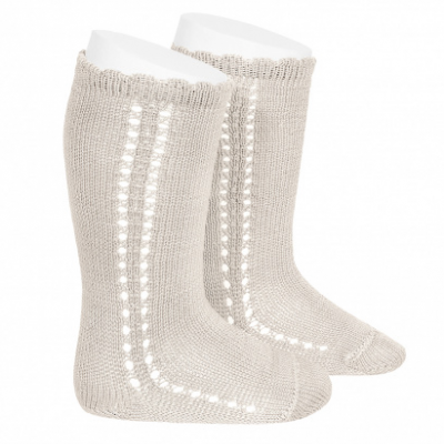 Meias bege claro com padrão vazado e borda ondulada