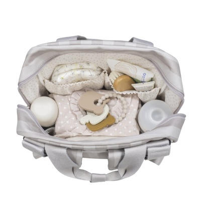 Bolsa de bebé cinzenta clara aberta com itens para bebé no interior