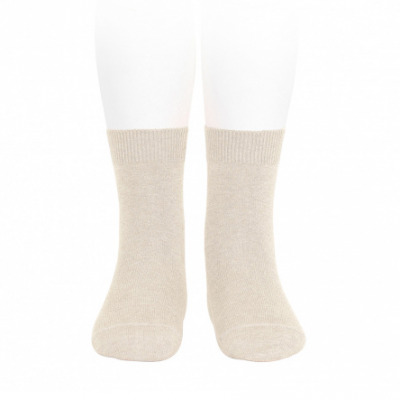 Par de meias bege claro em manequim branco