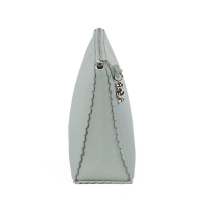 Bolsa verde clara em pele com fecho metálico