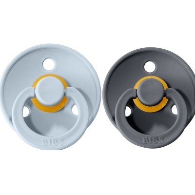 Dois chupetas BIBS, azul clara e cinzenta escura, com aro amarelo.