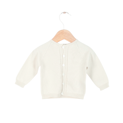 Casaco de malha branco para bebé com botões e cabide de madeira