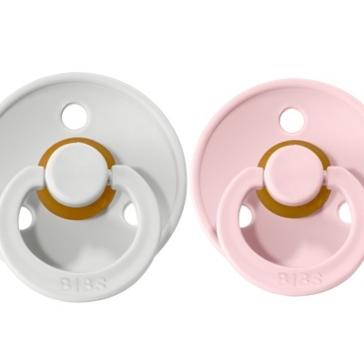 Dois biberões em silicone, branco e rosa, com argola, lado a lado