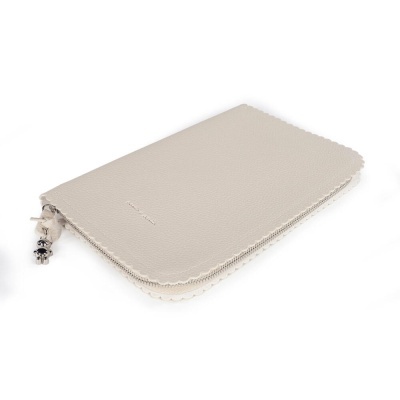 Carteira bege clara em couro sintético com zíper e enfeite decorativo