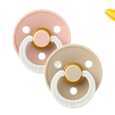 Dois chupetas BIBS rosa claro e bege com pega branca