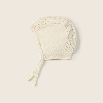 Gorro de bebé em malha bege com fitas para amarrar