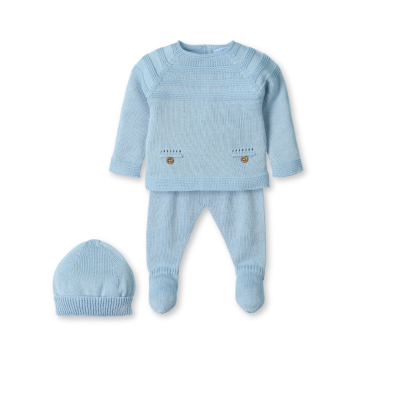Conjunto de roupa de bebé azul claro em malha com camisola, calças e gorro.