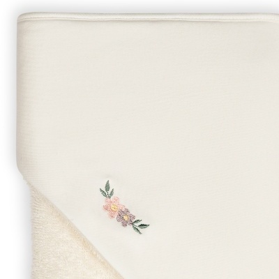 Toalha de banho creme com bordado de flores cor-de-rosa e lilás