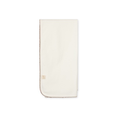 Pano branco com borda decorativa castanha e etiqueta com desenho