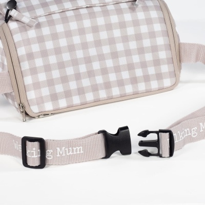 Bolsa cinza e branca com padrão de xadrez e alça bege com texto 'Melting Mum'