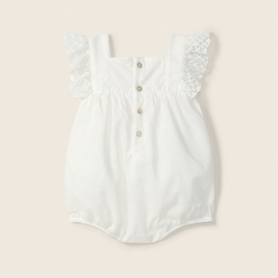 Body branco para bebé com renda nos ombros e botões frontais