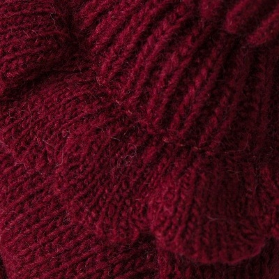 Close-up de malha de lã vermelha com padrão trançado