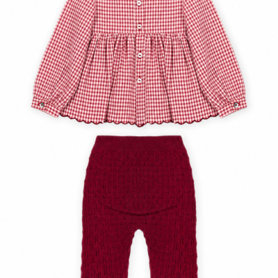 Conjunto de bebé com blusa às quadrículas vermelhas e brancas e calças vermelhas de malha.