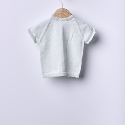 Camisola branca de manga curta de malha fina num cabide de madeira