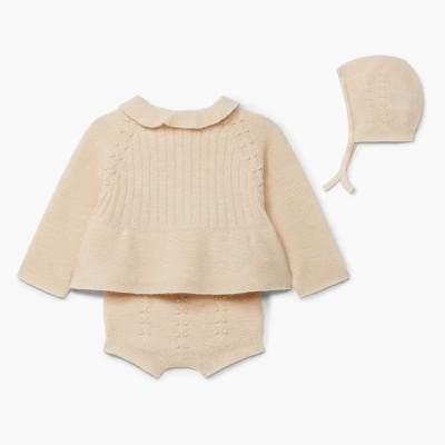 Conjunto de roupa de bebé em malha bege com casaco, cuecas e gorro.