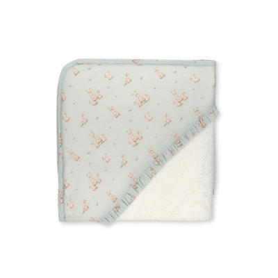 Toalha de banho para bebé com padrão de coelhinhos cor-de-rosa em fundo azul claro e interior felpudo branco.